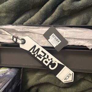 Tumi Black and White Crew Tag